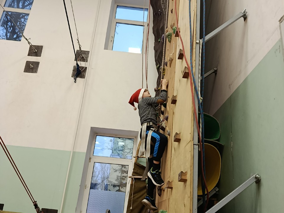 Вместо стихов у елки — страховка и высота: в Ступине новогодние подарки дарят за покорение скалодрома