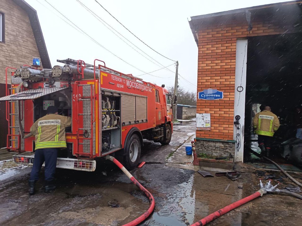 Дом отстояли: что известно о пожаре в Звенигороде, который мог закончиться трагедией