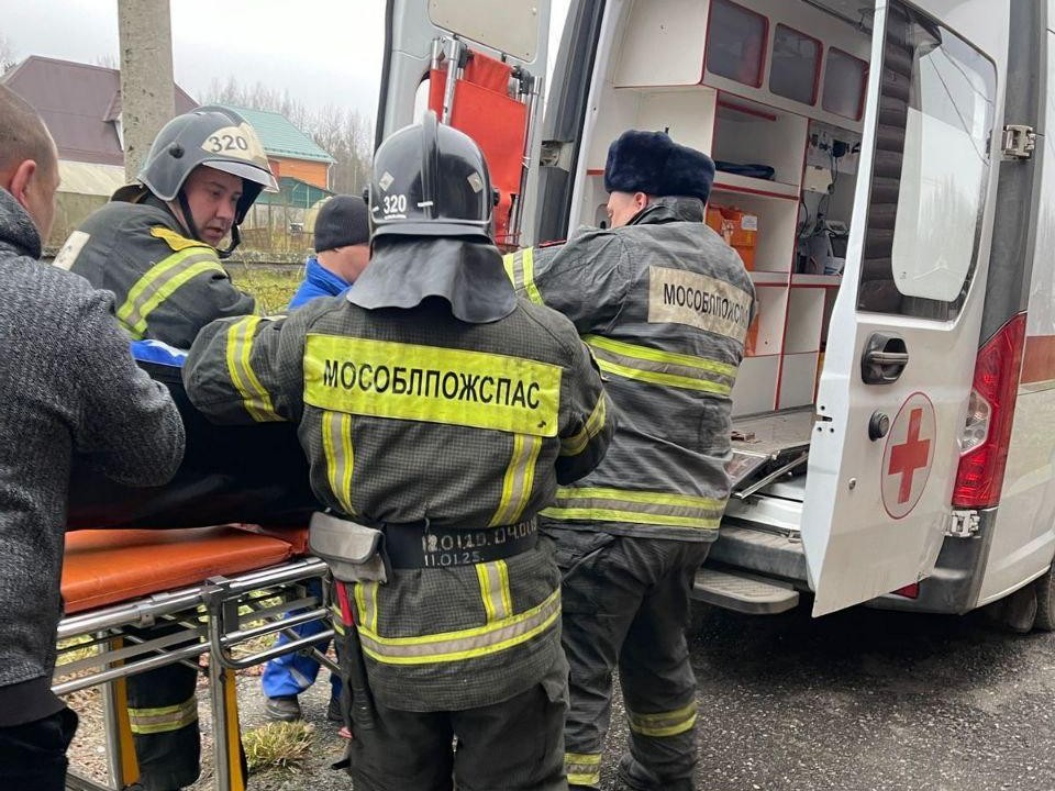 Нестандартная задача: в Шатуре пожарные помогли медикам с транспортировкой пациентки