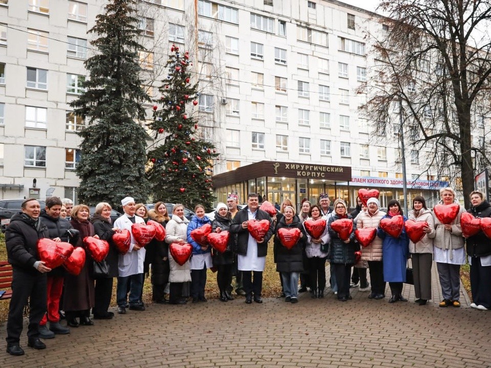Живую ель высотой 18 метров нарядили у хирургического корпуса Раменской больницы