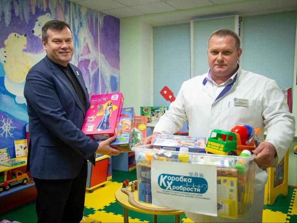 Игрушки и канцтовары передали пациентам детского отделения Коломенской больницы