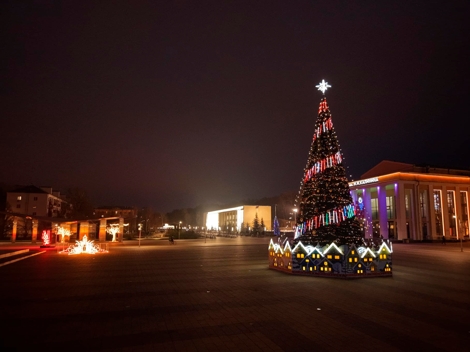 Огни, гирлянды и Вифлеемская звезда: как украшена главная елка
