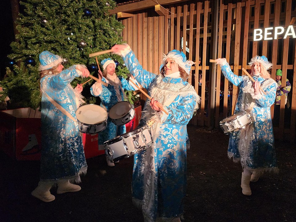 Зиму в Красноармейске встретили под зажигательные ритмы Снегурочек-барабанщиц