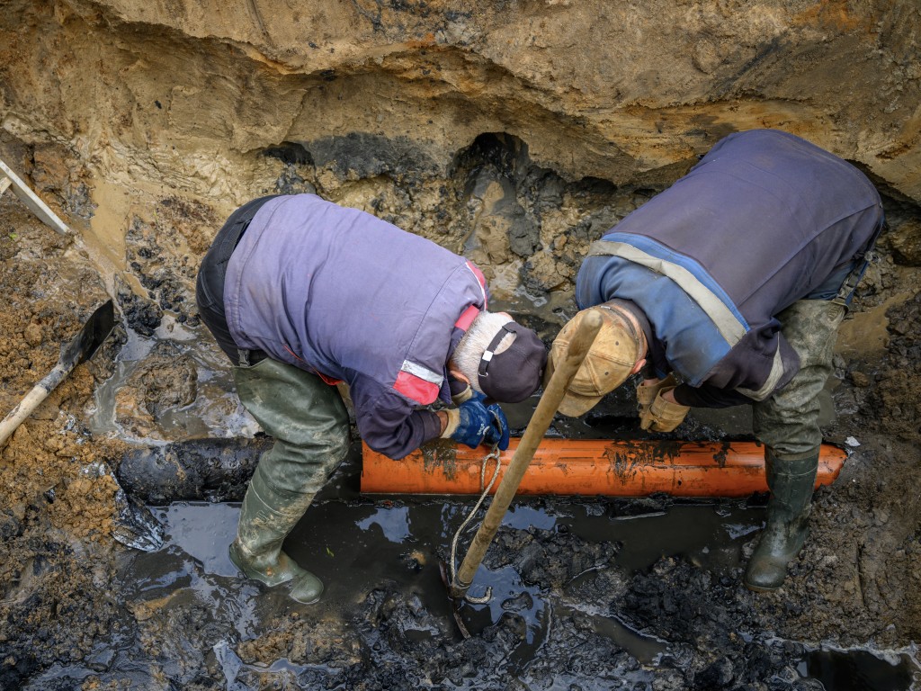 Все идет по плану: реконструкцию трубопроводов на Коммунистической завершат вовремя