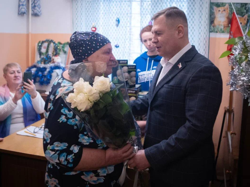 Молодогвардейцы и депутаты вручили грамоты и подарки активистам люберецких обществ инвалидов