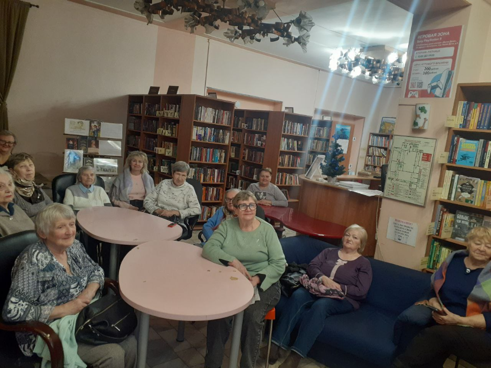 «Мерседес» Штирлица и «Луноход -1»: котельниковских пенсионеров зовут на киновыставку Вадима Задорожного