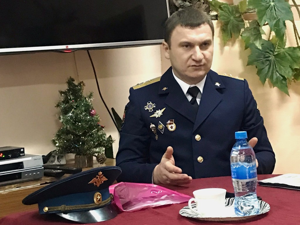 Уроки мужества: в Усадах ветеран боевых действий рассказал подросткам о своих наградах