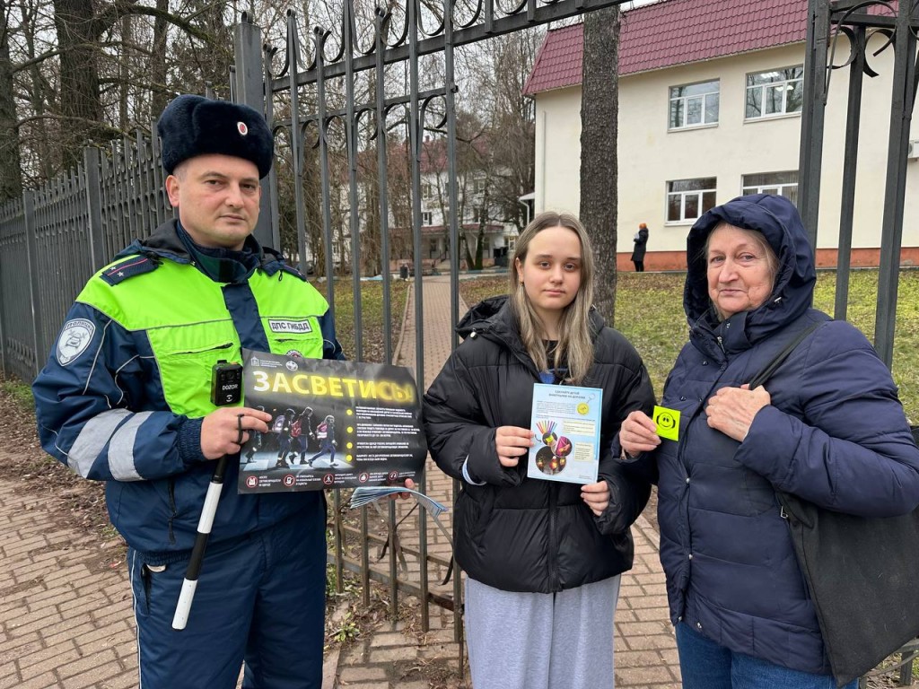 Пешеходам в Раменском раздали световозвращайки, которые уберегут их от ДТП