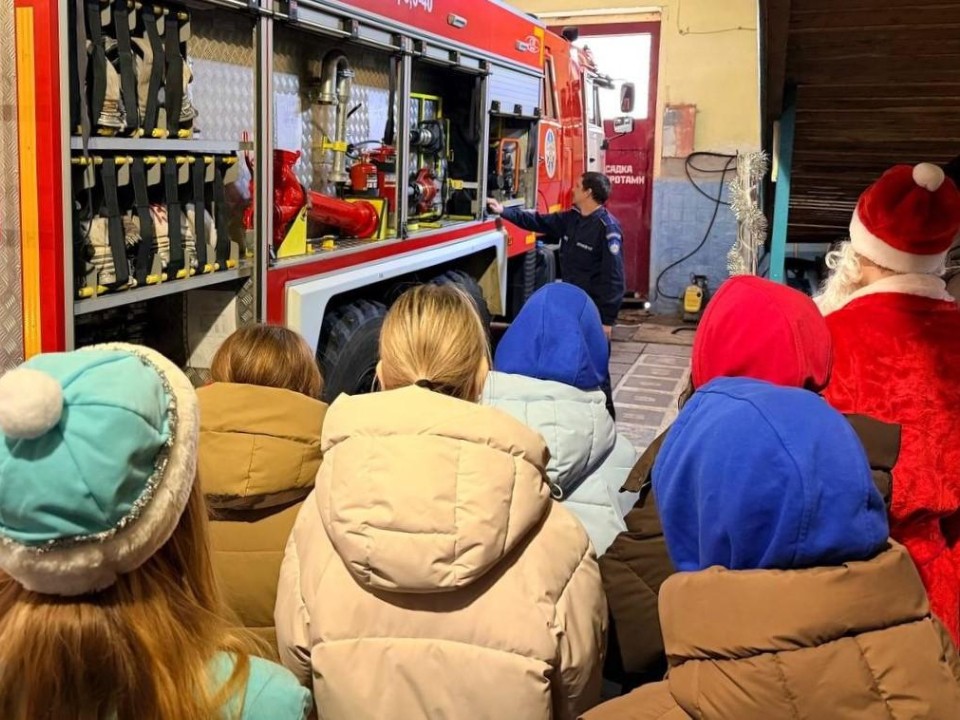 Самодельные подарки для героев: школьники Серебряных Прудов поздравили пожарных