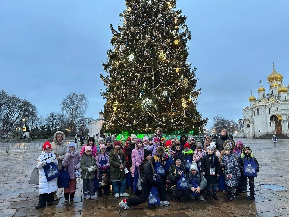Дети участников СВО из Долгопрудного посетили Кремлевскую елку