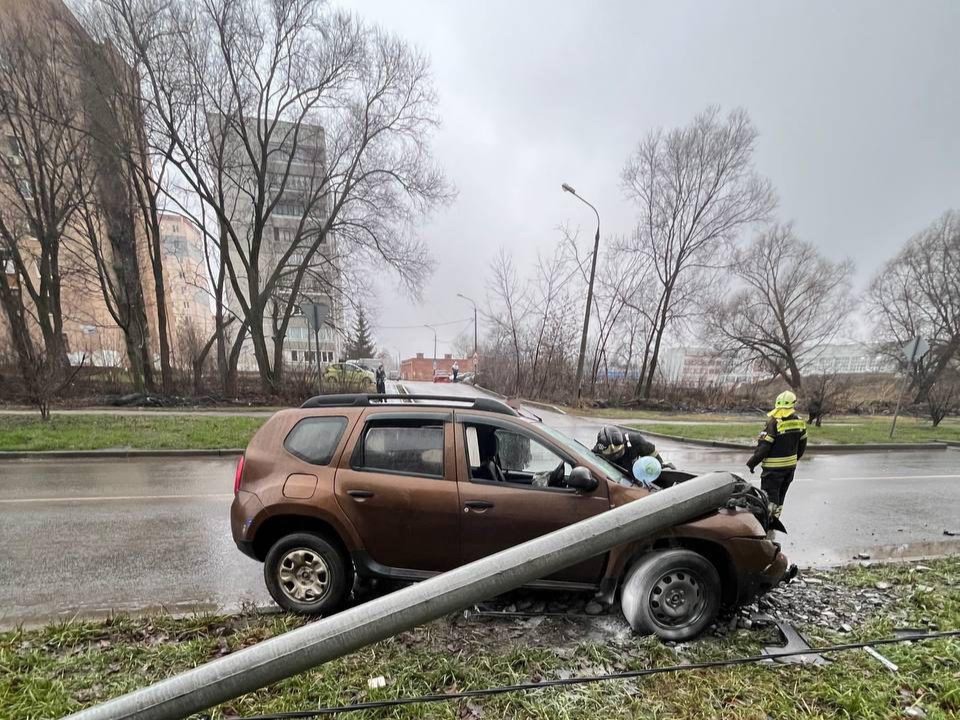 «Рено Дастер» против фонарного столба: почему загорелся автомобиль в Орехове-Зуеве и как его тушили