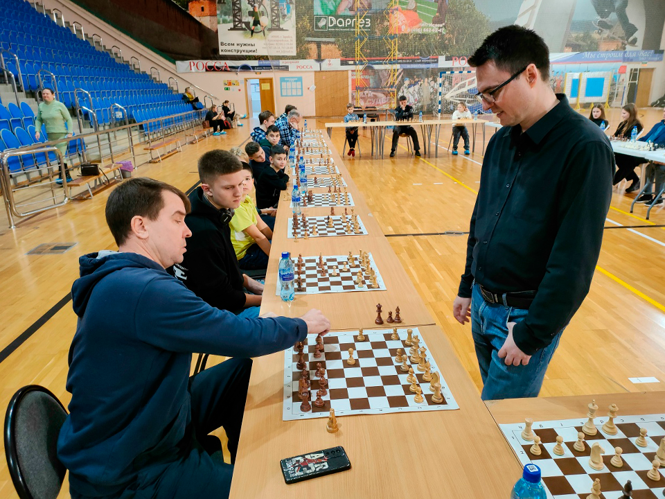 Зарайский мастер ФИДЕ бросил вызов 26 шахматистам и не проиграл ни одной партии