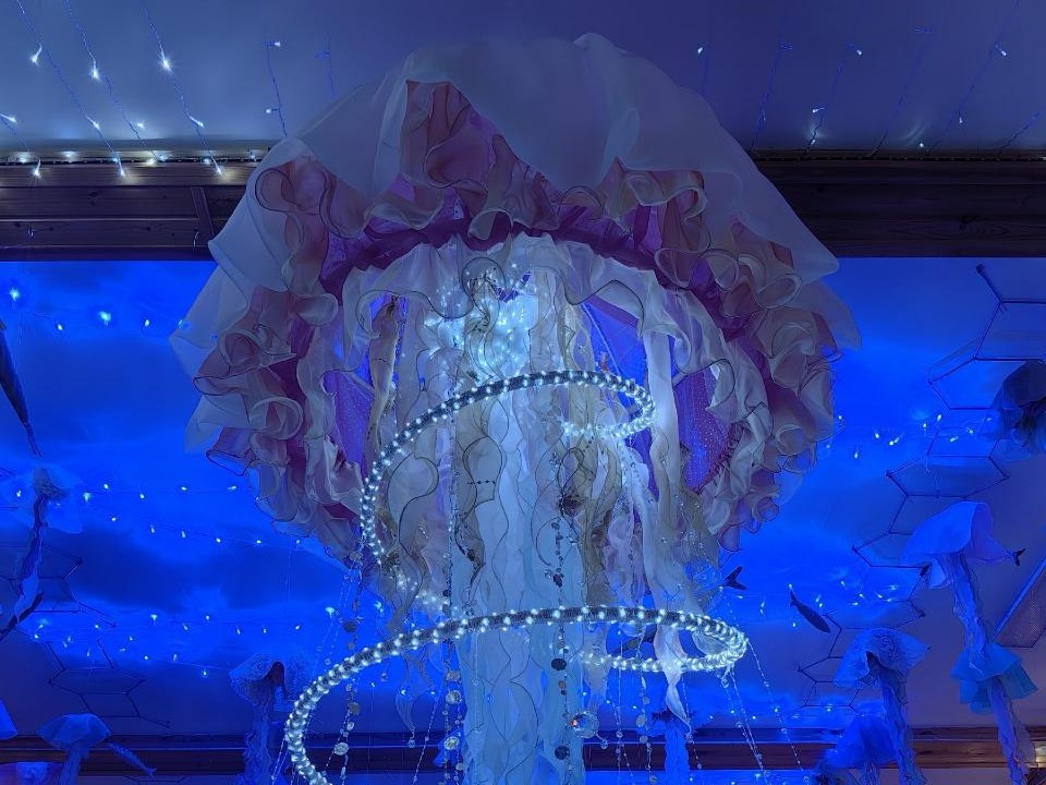 Медузу вместо новогодней елки нарядили в «Школе ремесел»