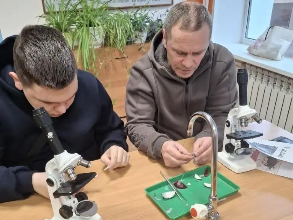 «Научная суббота» в Чкаловской школе-интернате: дети и родители попробовали себя в науке и творчестве