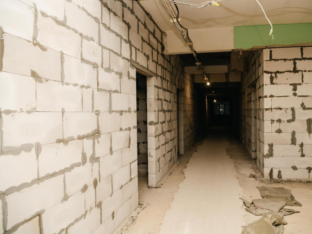 Глава Пушкино проверил ход капремонта одной из старейшей школ округа