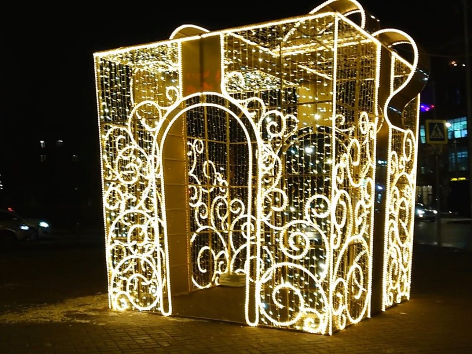 Большую светящуюся подарочную коробку установили к Новому году в Электростали