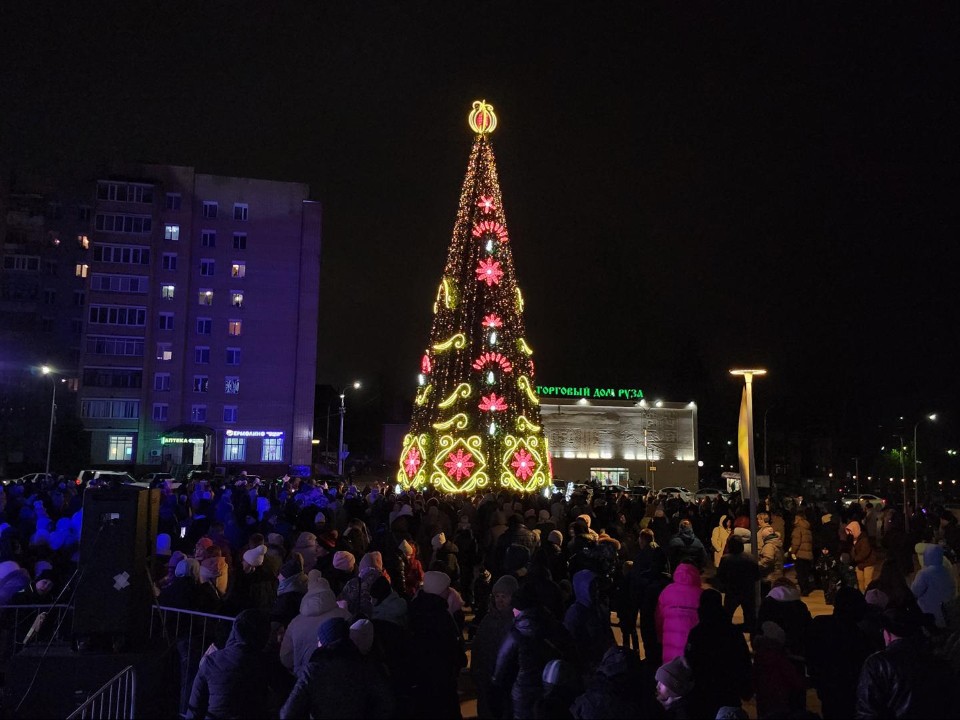 На главной елке Рузы зажгли новогодние огни