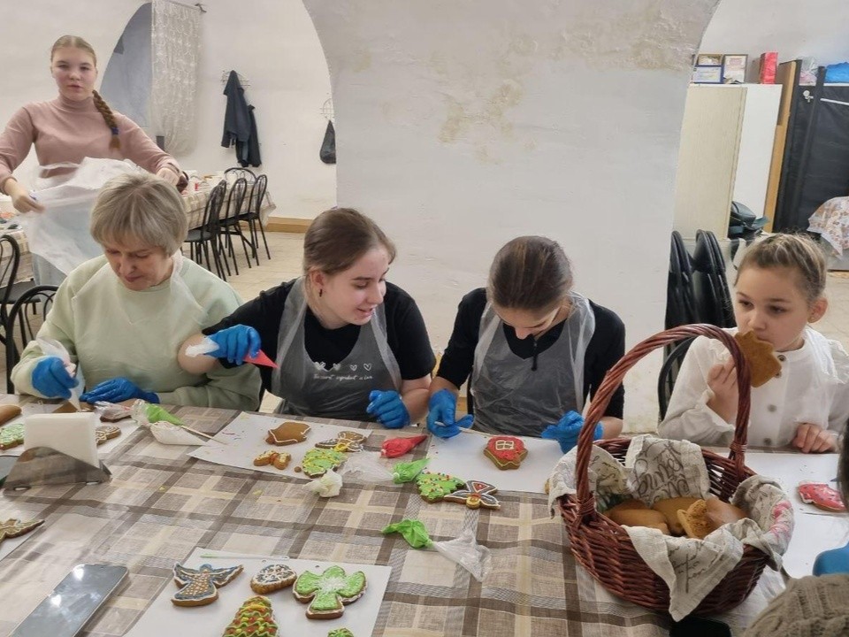 С любовью и молитвой: в храме Архангела Михаила расписали пряники для бойцов СВО