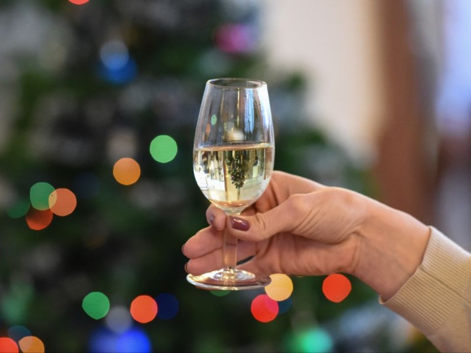 Без выпивки, но с премией? Отменят ли новогодние корпоративы в 2025 году