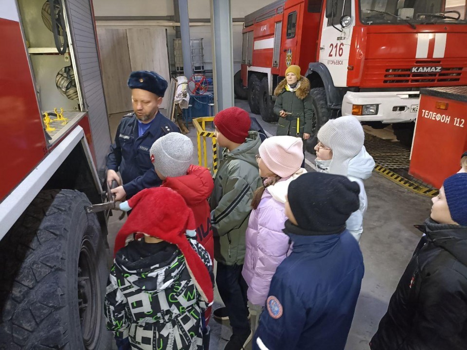 Экскурсия в мир пожарных: школьники Егорьевска заглянули в отсеки пожарной машины