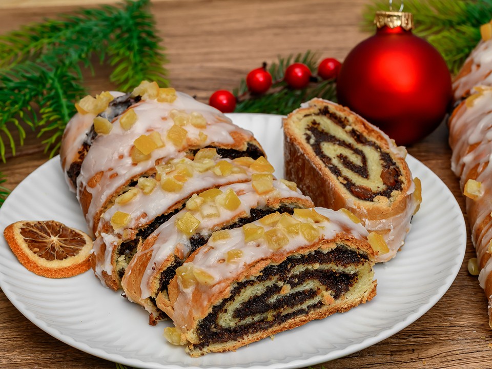 Гости точно попросят рецепт: как приготовить вкусный рулет «Бабушкина радость» на Новый год