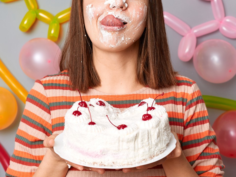 Лицом в торт: в Балашихе обсуждают странный подростковый тренд