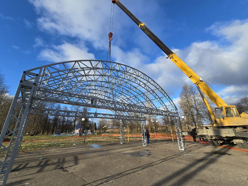 Теплые гримерки, большой подиум: в можайской «Ривьере» устанавливают профессиональную сцену