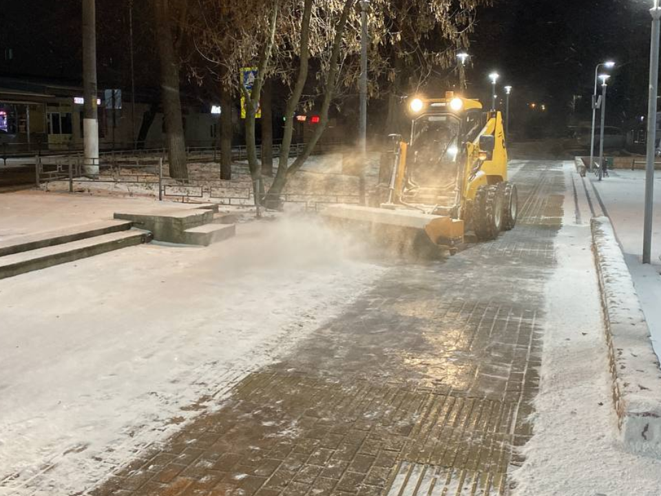 Коммунальщики переведены в усиленный режим: куда обращаться, если завалило снегом