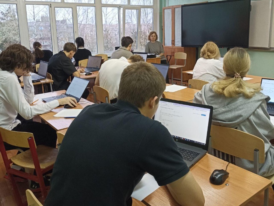 Компьютер вместо тетради: как в Подмосковье прошла диагностическая работа для будущих медиков и биологов
