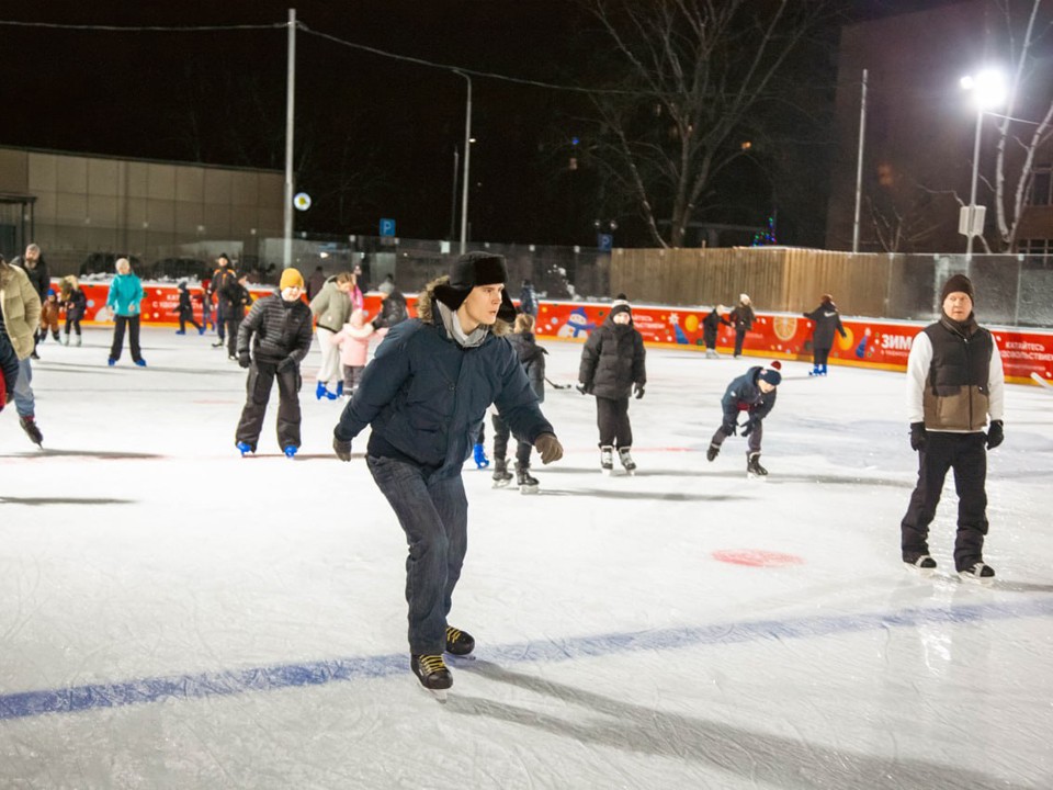 В Звездном городке заработал каток с удобным сервисом проката коньков