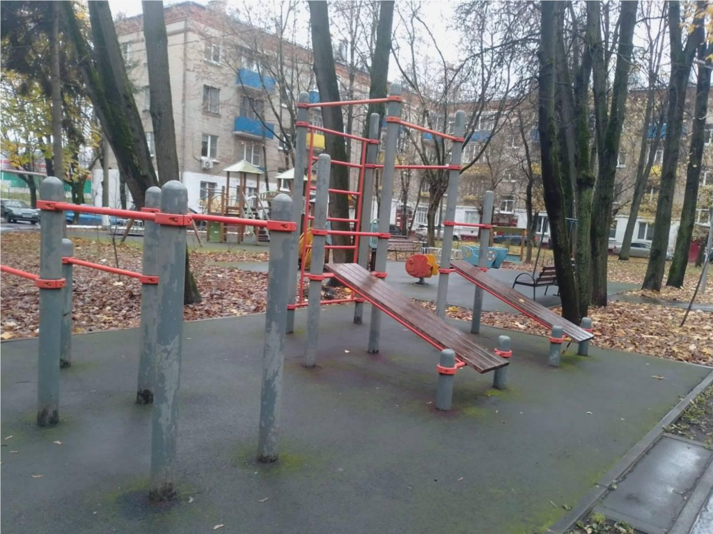 Мусор — не игрушка: как в Подмосковье вычисляют тех, кто превращает в помойку детские площадки