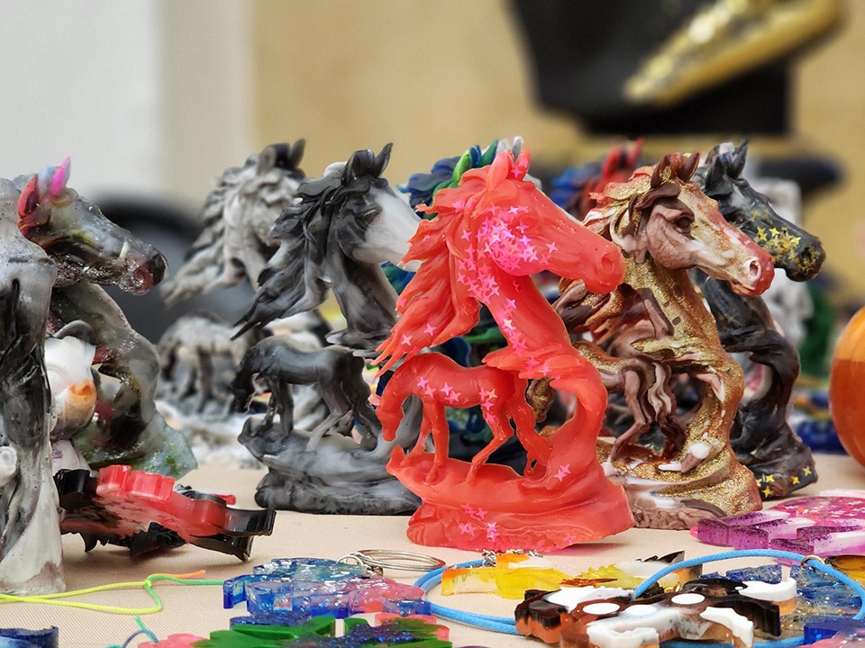 Уникальные свечи с предсказаниями впервые представили на новогодней ярмарке в Красноармейске