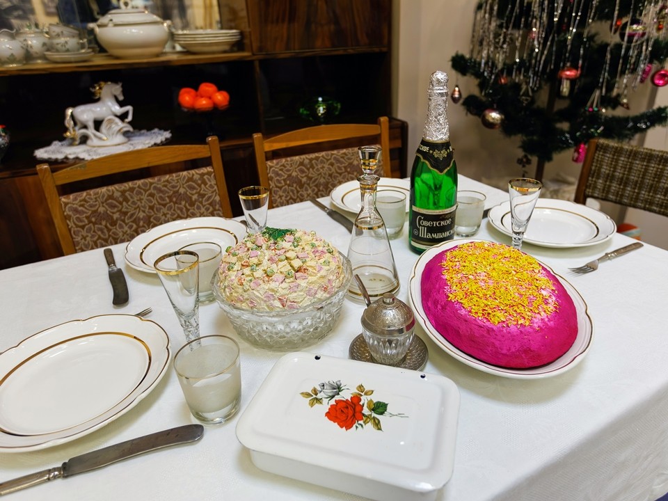 Год Огненной Лошади: как подобрать наряд, украсить стол и выбрать меню для праздничного ужина