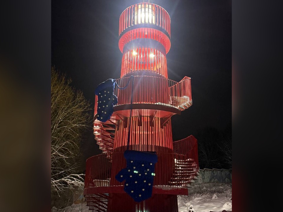Сенежский маяк «утеплился» к зиме и стал новогодним символом Солнечногорска