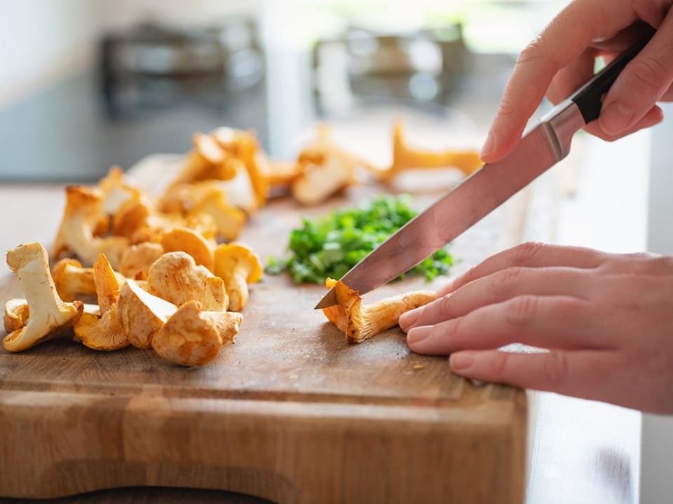 Сытно, недорого и необычно: гости попросят рецепт этой закуски из грибов и крабовых палочек на Новый год