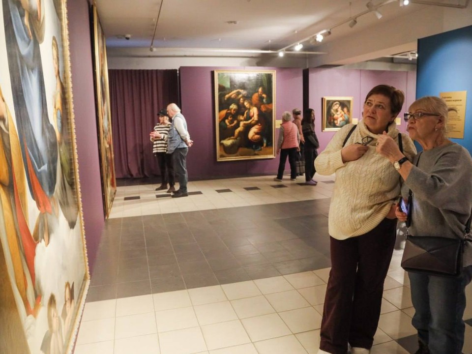 По мотивам Рафаэля: 36 картин известных художников шокируют горожан и туристов в Сергиевом Посаде