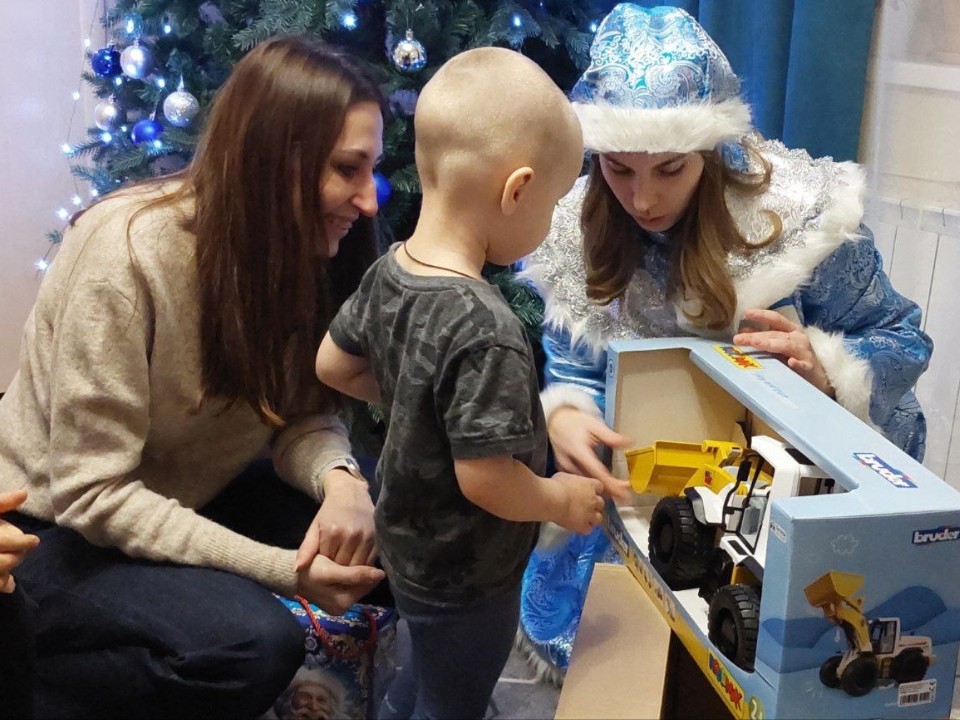 Детям из семей участников СВО подарили новогодние подарки
