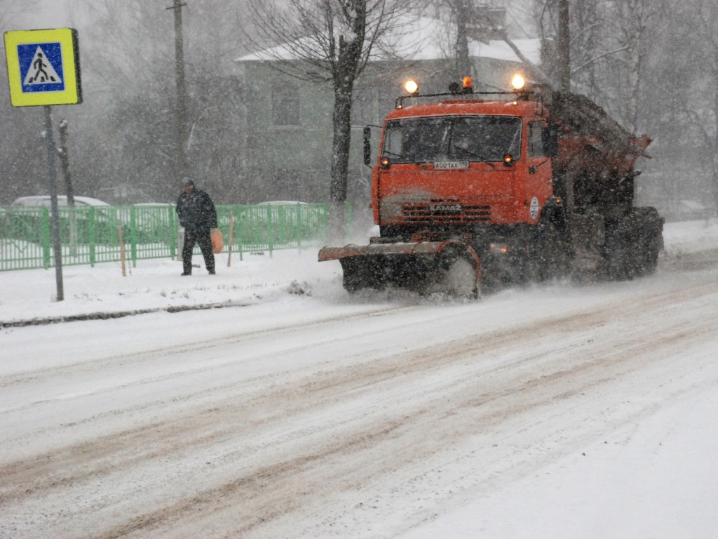 В Воскресенске коммунальщики борются с последствиями ночного снегопада