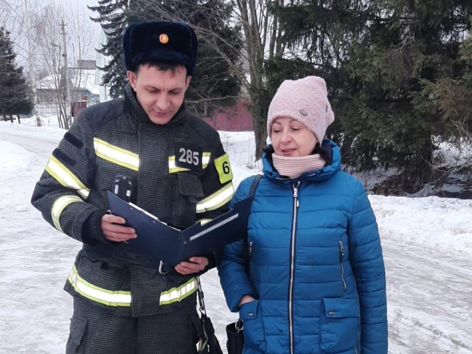 Пожарные вместо Деда Мороза: в Егорьевске проходят необычные профилактические визиты