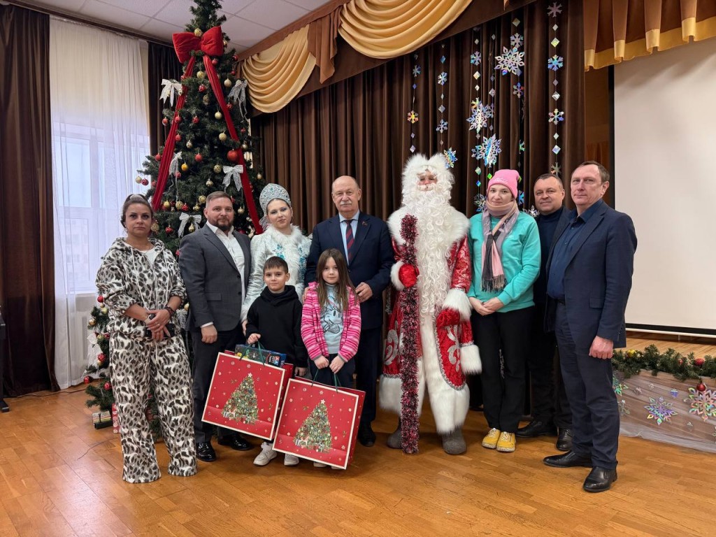 Конструктор для Максима и краски для Марии: депутат исполнил детские новогодние мечты