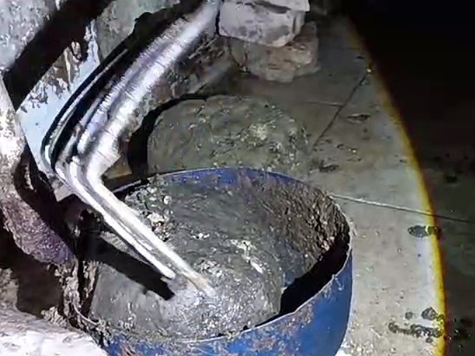 Четырехкилограммовый комок жира и мусора извлекли из канализации в Щелкове