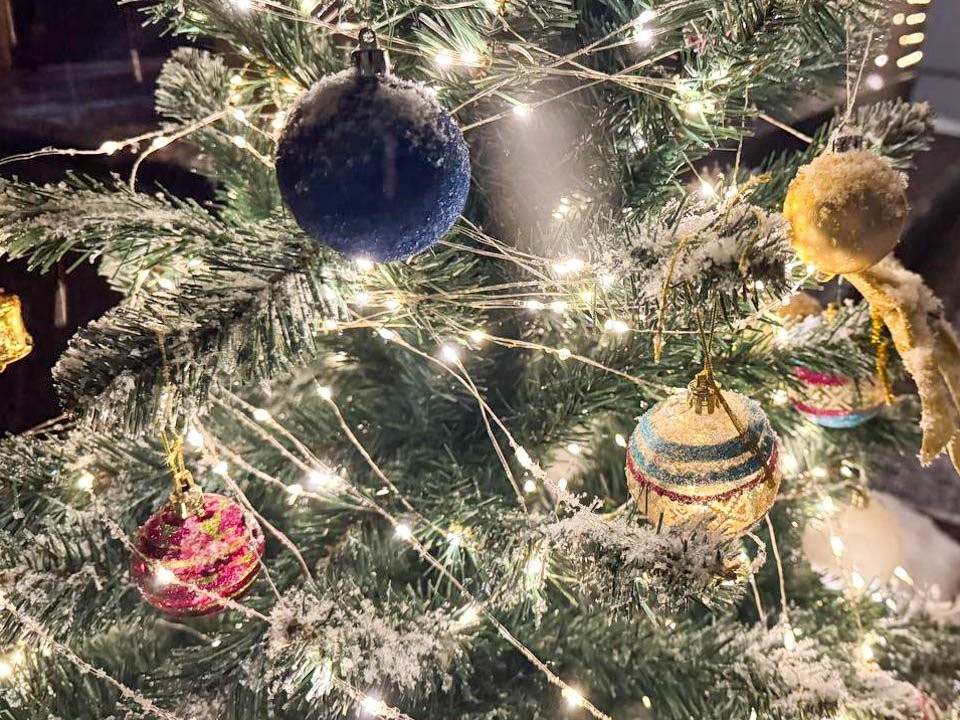 Опасная красота: какие новогодние украшения могут испортить праздник