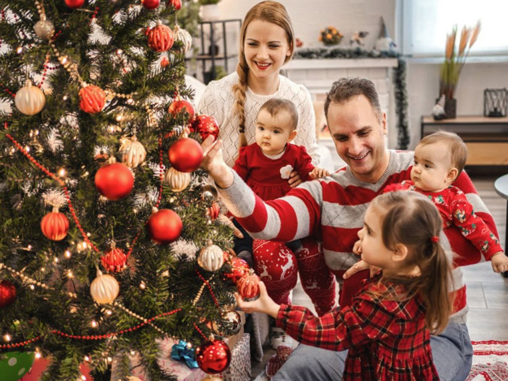 Хочешь вернуться в детство? Эти тренды в украшении елки сделают Новый год по-настоящему волшебным!