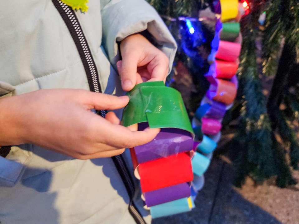 Гости парка «Дубрава» в Подольске собрали гирлянду дружбы для новогодней елки