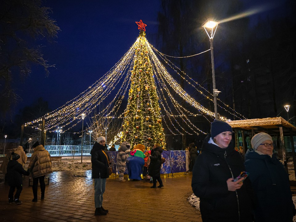 В «Молодежном» сквере зажгли новогоднюю елку и открыли новые площадки для детей