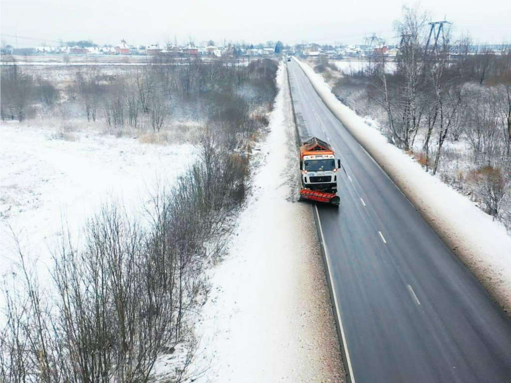 Синоптики предупредили о морозах и мокром снеге: что Подмосковье противопоставит гололедице и как удержаться в колее
