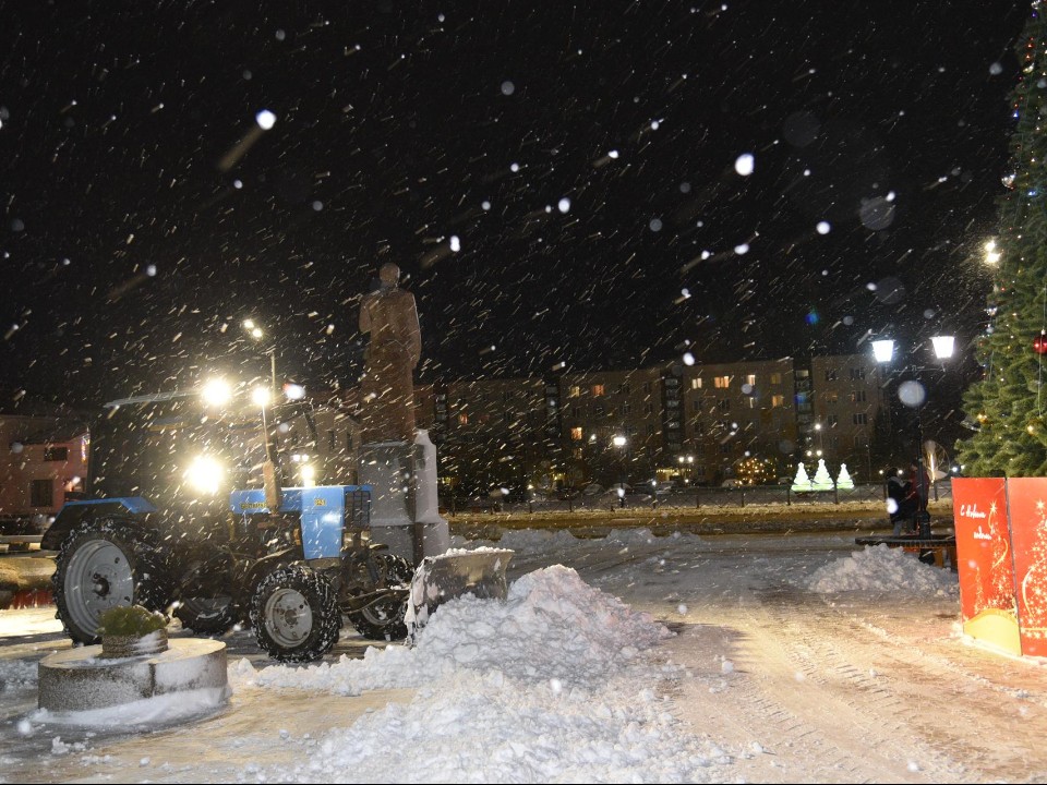 «Сердце поселка» против снегопада: в Лотошине расчистили главную площадь