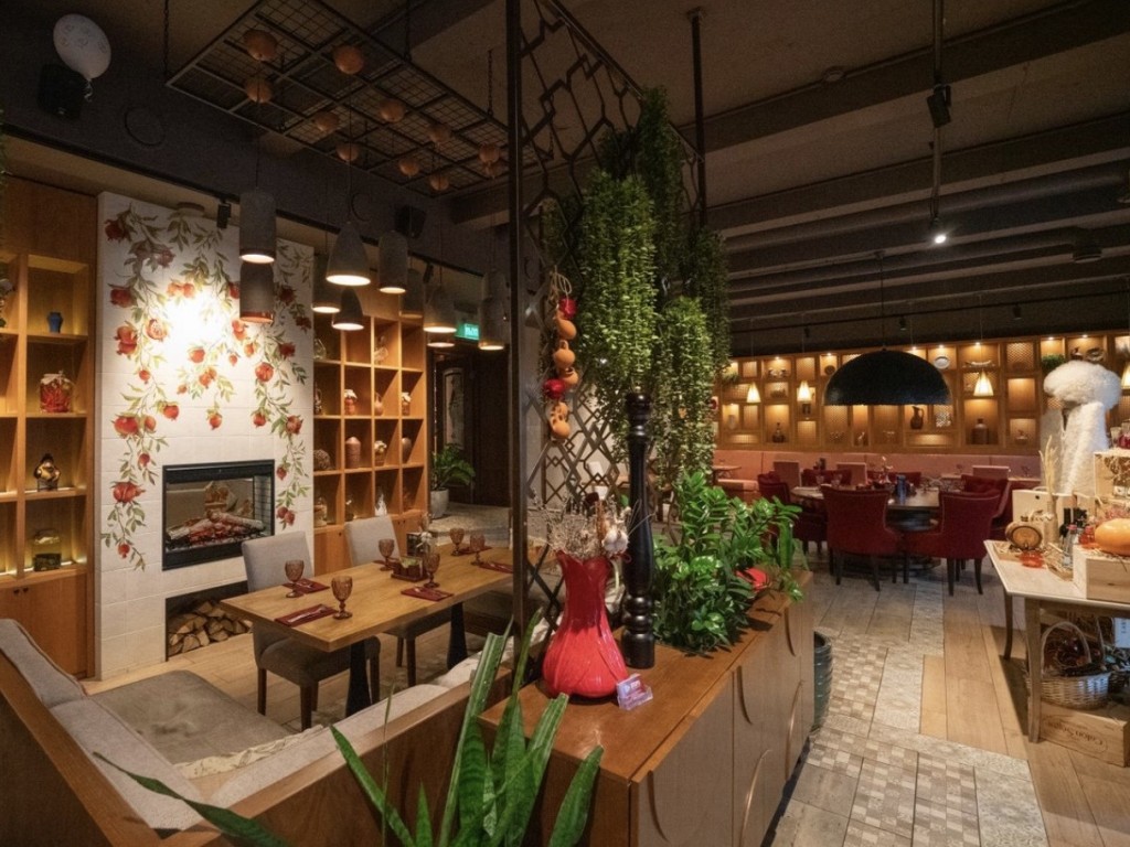 Корпоратив для интроверта: как пережить шумный праздник, если нельзя уйти