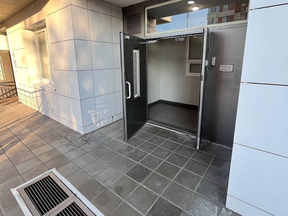 Не сквозняк, а безопасность: почему дверь в подъезде должна закрываться сама