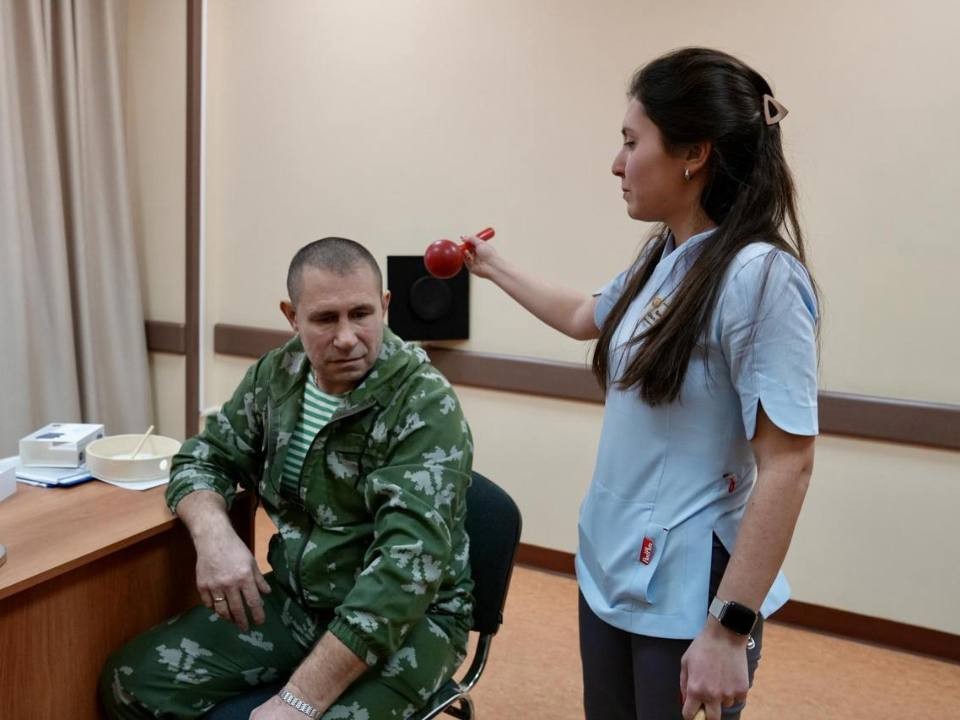 Ветеранам СВО передали современные слуховые аппараты: что закупил фонд «Защитники Отечества»